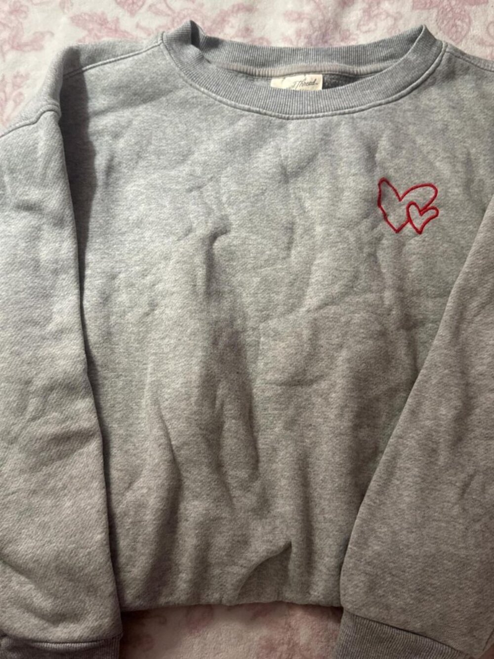 Grey cropped crewneck sweatshirt with red hearts...